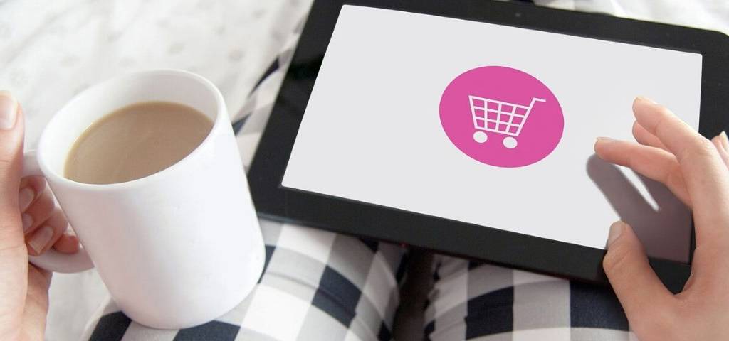 Tablette avec un caddie représentant les sites e-commerce