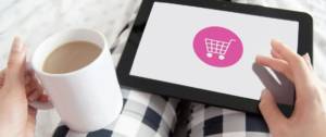 Tablette avec un caddie représentant les sites e-commerce