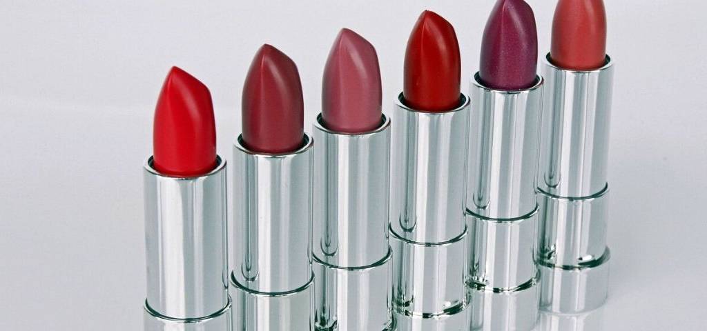 Rouges à lèvres de différentes couleurs