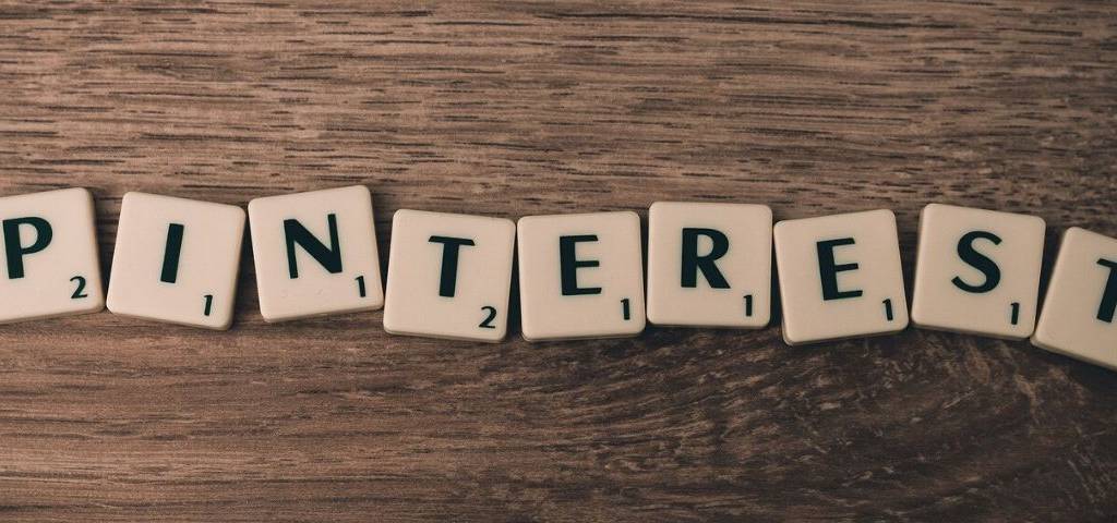 Pinterest écrit avec des pièces de Scrabble