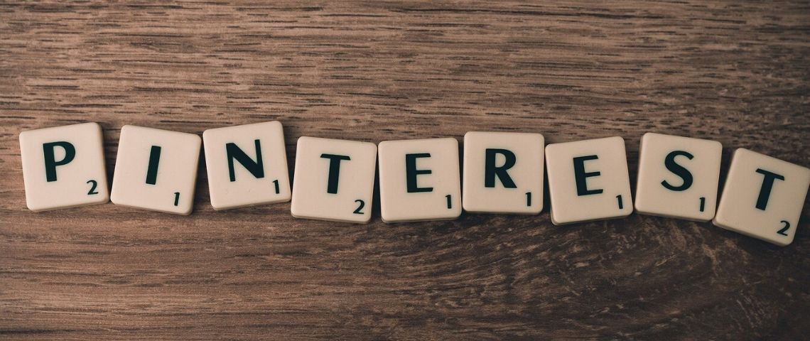Pinterest redevient le troisième réseau social des Etats-Unis, devant Snapchat Pinterest écrit avec des pièces de Scrabble