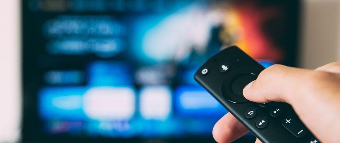 Quantcast a analysé le profil des internautes qui s’intéressent aux servcie de streaming vidéos et nous livre leurs portraits Personne tenant une télécommande dans sa main devant un écran