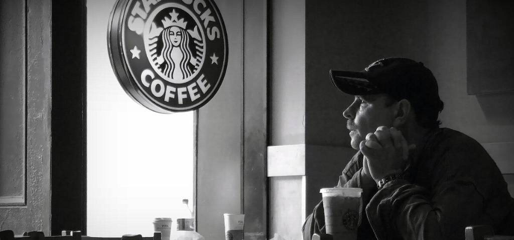 Homme buvant un café chez Strabuks