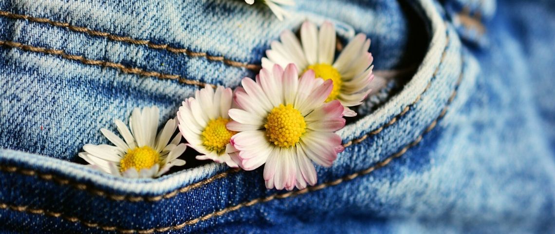 La créatrice Stella McCartney, bien connu pour ses engagements en faveur de la cause environnementale, sort un jean biodégradable Jean avec des fleurs sortant de la poche
