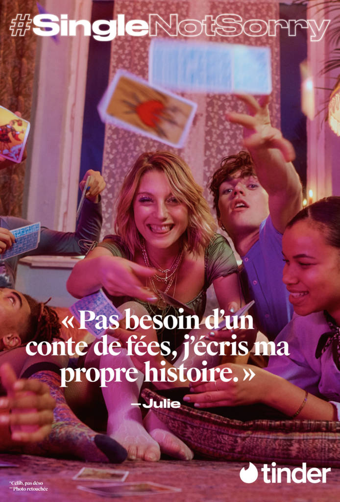Jeune femme avec le slogan "Pas besoin d'un conte e fées, j'écris ma propre histoire"