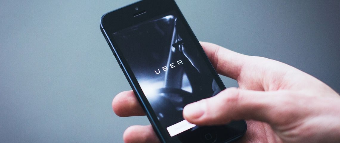 Uber lance Uber Rewards, le programme de fidélité qui récompense vos courses Uber et vos commandes sur Uber Eats Smartphone avec sur l'écran inscrit Uber