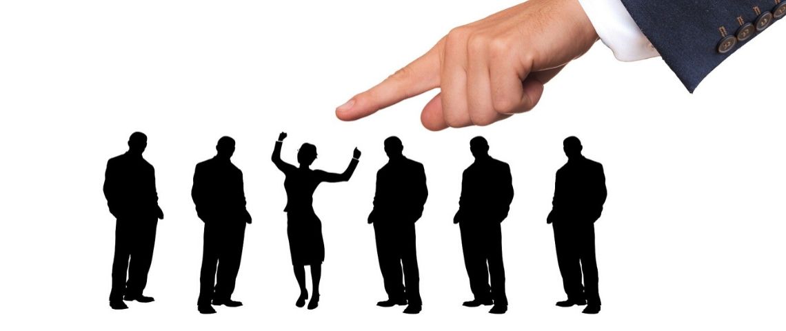 Welcome To The Jungle, média désié à l'emploi et travail, publie ses prévisions RH pour 2020 Hommes et femmes alignés, avec un doigt au dessus désignant celui qui a été séelctionné