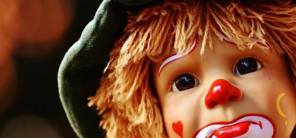 Poupée clown triste