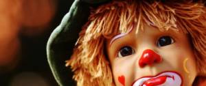 Poupée clown triste