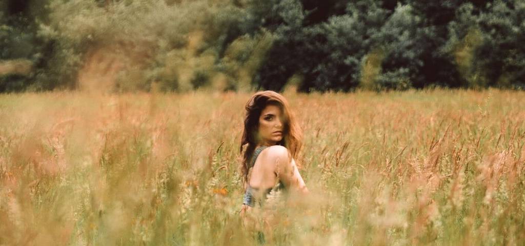 Biovive : quand une marque bio et vegan collabore avec des micro-influenceurs Séance photo dans un champ