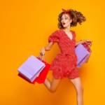 Une femme qui saute avec des sacs