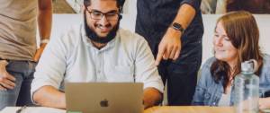 Des gens travaillent ensemble
