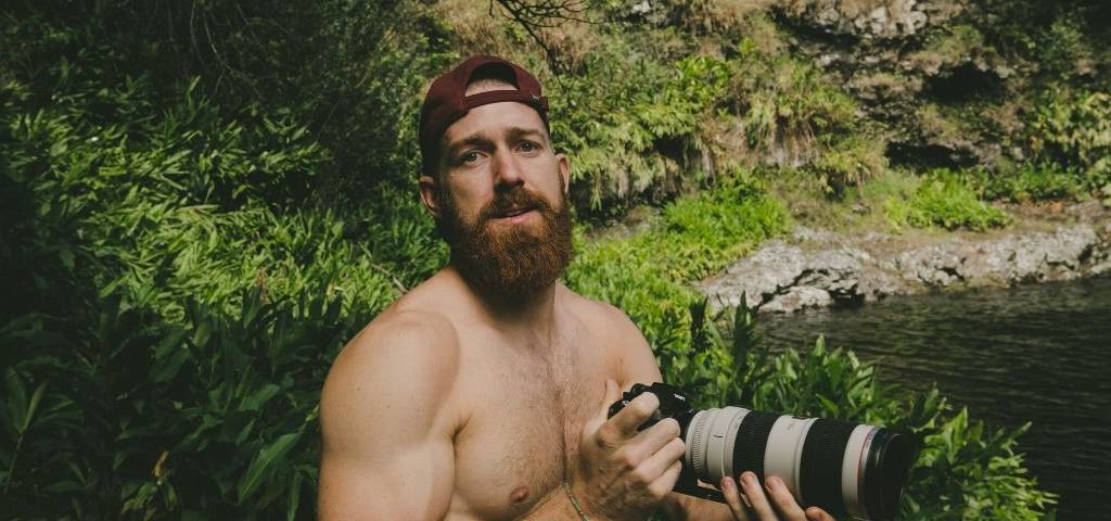 L’image en presse : c’est un métier !  Un homme torse nu tient un appareil photo