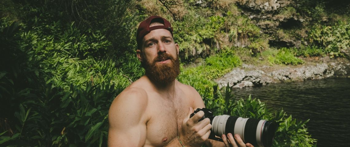 L’image en presse : c’est un métier ! Un homme torse nu tient un appareil photo