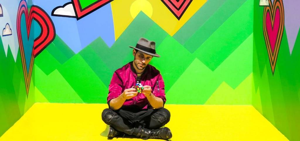 Comment exploiter le potentiel de la réalité augmentée et virtuelle en magasin Un homme qui joue au rubixcube