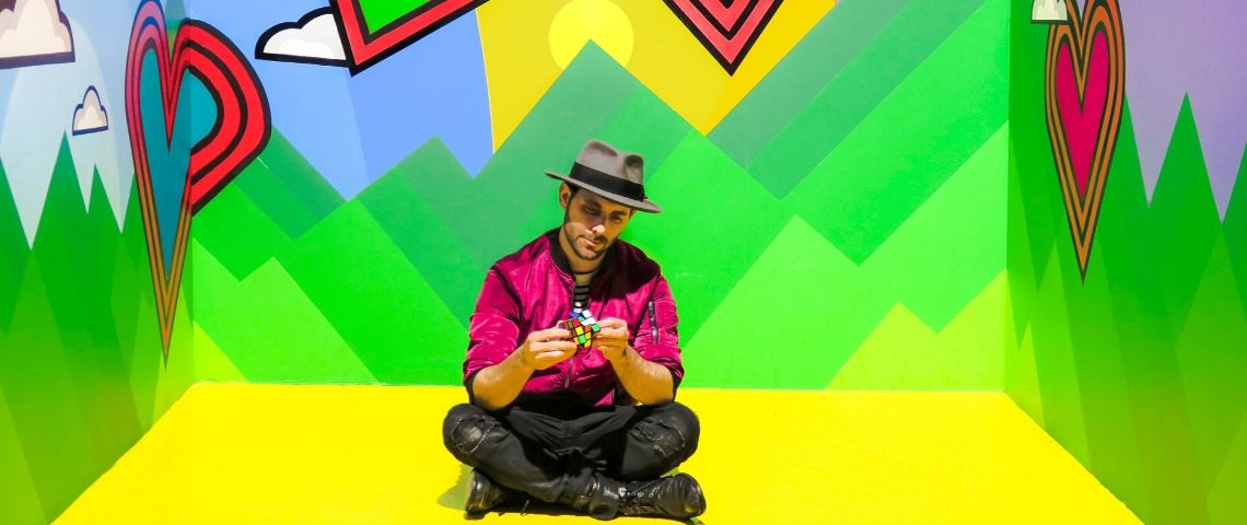 Comment exploiter le potentiel de la réalité augmentée et virtuelle en magasin Un homme qui joue au rubixcube
