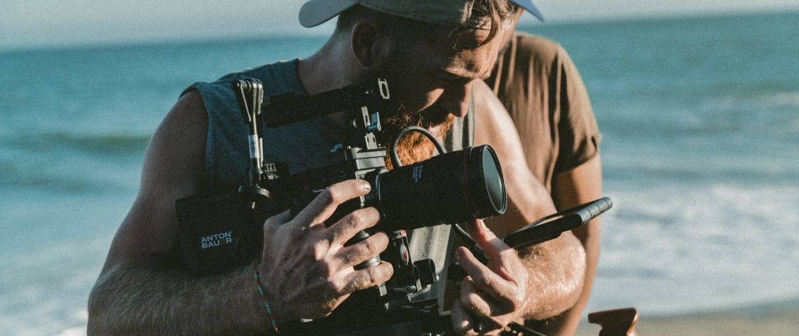 Comment fidéliser les talents freelances en entreprise ?  Cadreur monteur sur un tournage