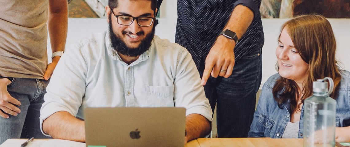 Le « Test Utilisateur » : ou l’art de prendre du temps pour en gagner Des gens travaillent ensemble
