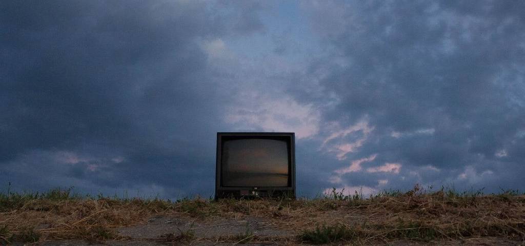 Slow Content et Data : amis ou ennemis ?  Une télé au milieu d'un champ