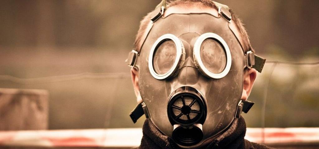 Homme portant un masque