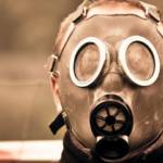 Homme portant un masque