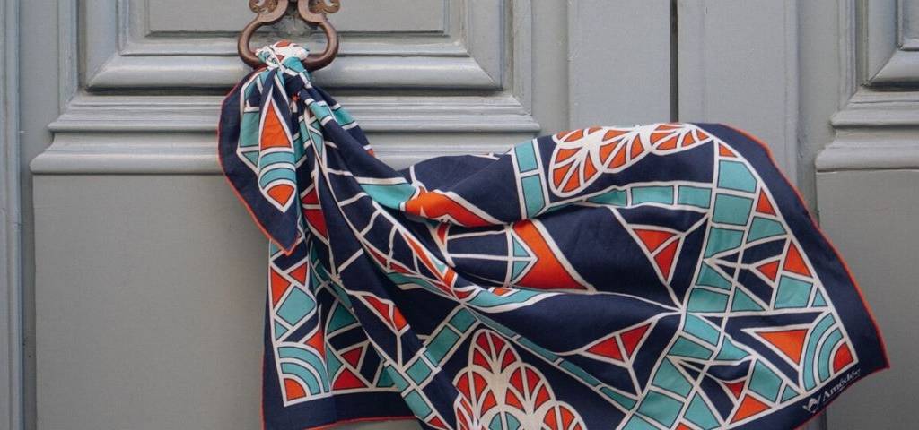 Foulard flottant accroché à une porte