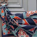 Foulard flottant accroché à une porte