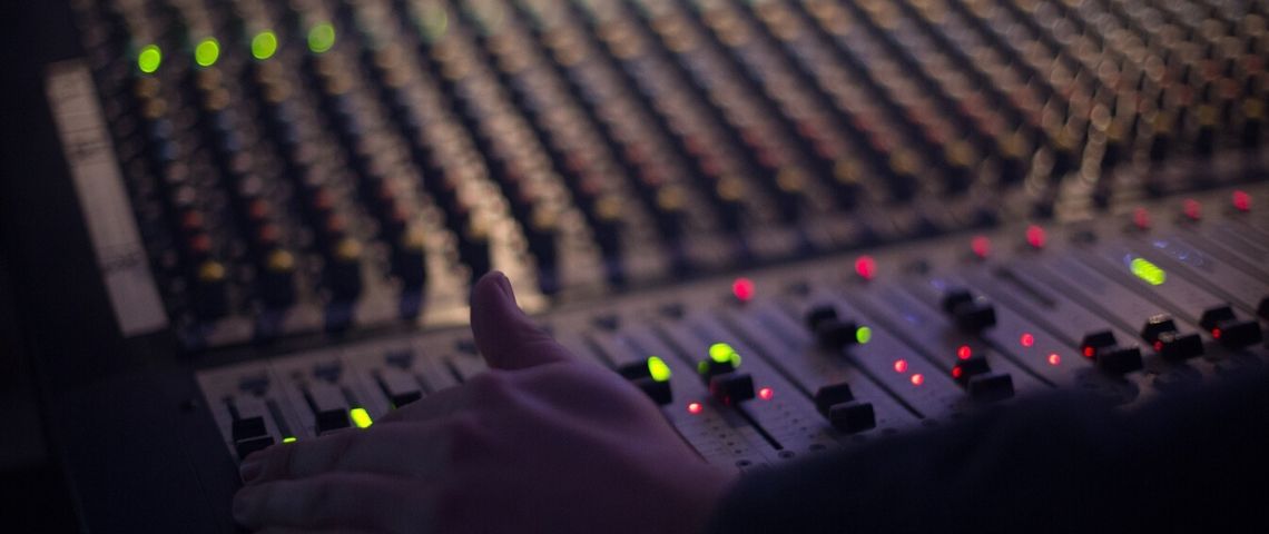 BtoBradio.Tv, la startup du podcast business fondée par Alain Marty, lève 1,8 M€ pour financer son développement en France et à l’international. Régie son