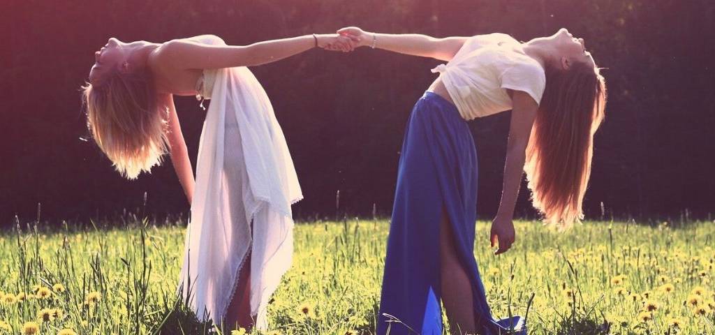 2 femmes se tenant la main