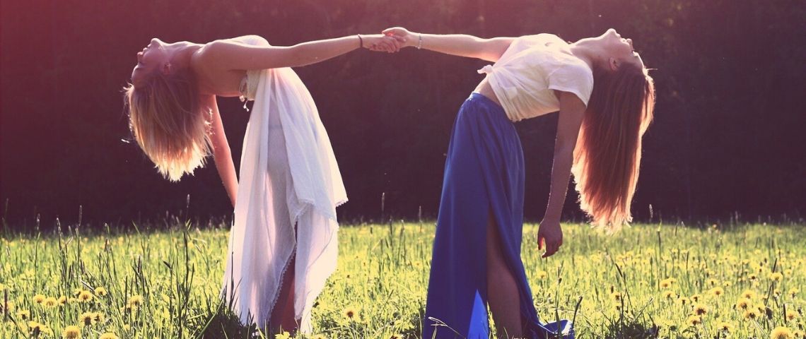 Reload propose dans son cahier tendance de début d’année de remettre l’humain au cœur des stratégies. 2 femmes se tenant la main