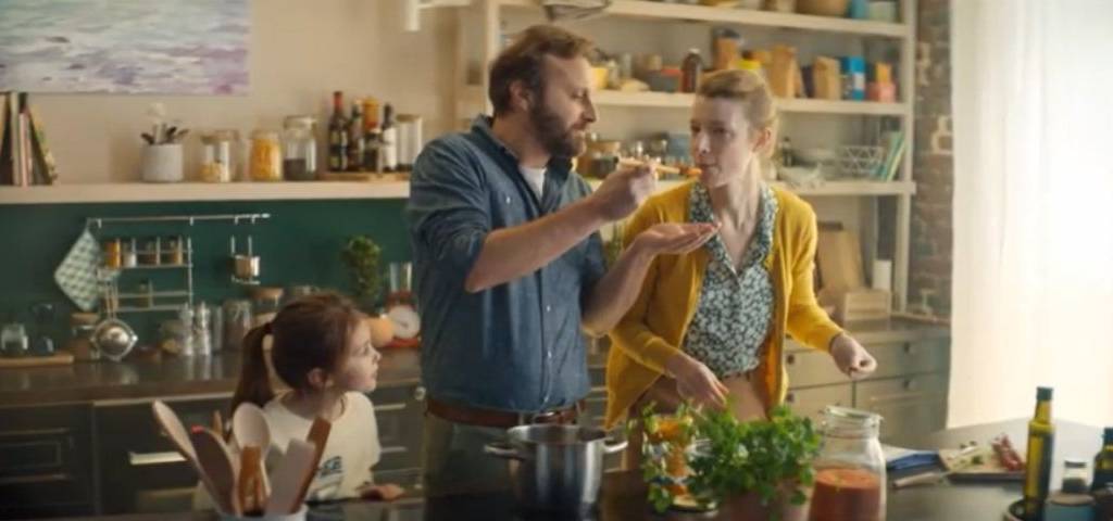 Famille faisant la cuisine