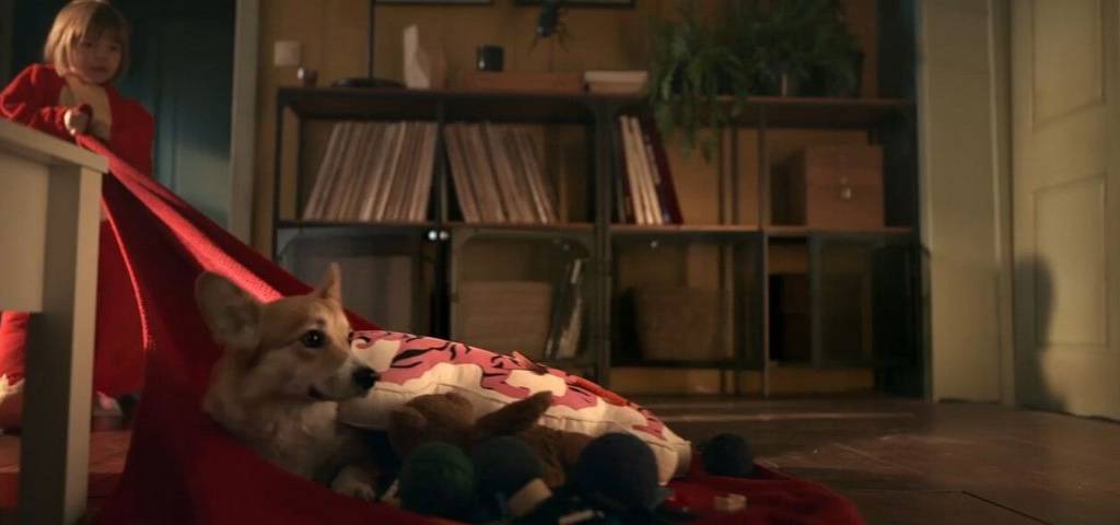la nouvelle campagne de communication d'Ikéa, signée Buzzman, met au coeur de son fil la maison Peite fille tirant un chien assis sur une couverture