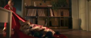 Peite fille tirant un chien assis sur une couverture
