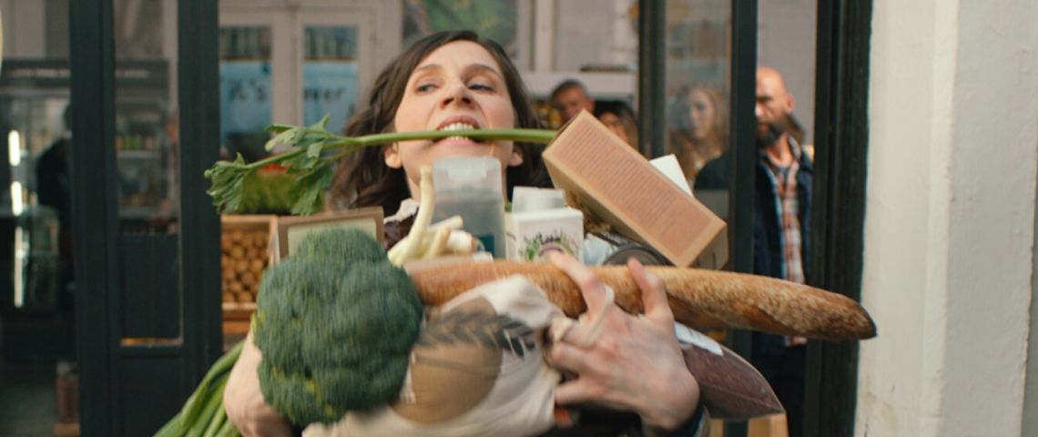 BETC créé pour E.Leclerc une nouvelle campagne de marque jubilatoire pour célébrer et aider tous les Français qui ont décidé de consommer autrement Femme tenant ses achats dans ses bras à la sortie d'une magasin, faute d'avoir oublié son sac réutilisable