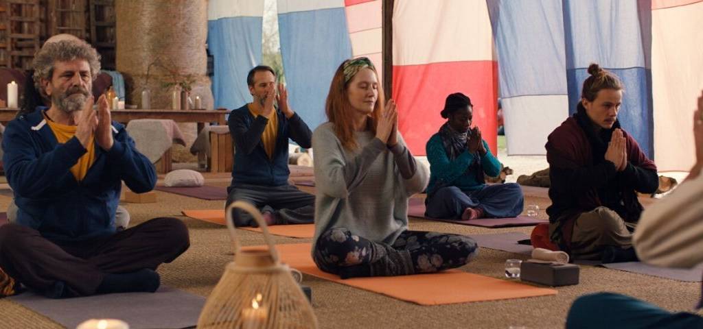 Groupe faisant de la méditation