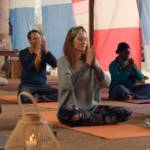 Groupe faisant de la méditation