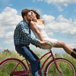 Couple sur un vélo