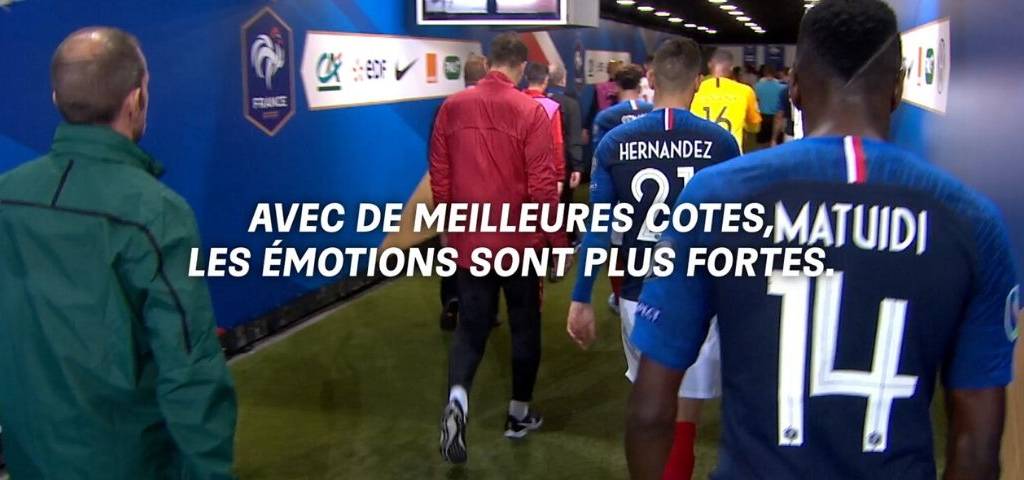 Equipe de foot rentrant sur le terrain
