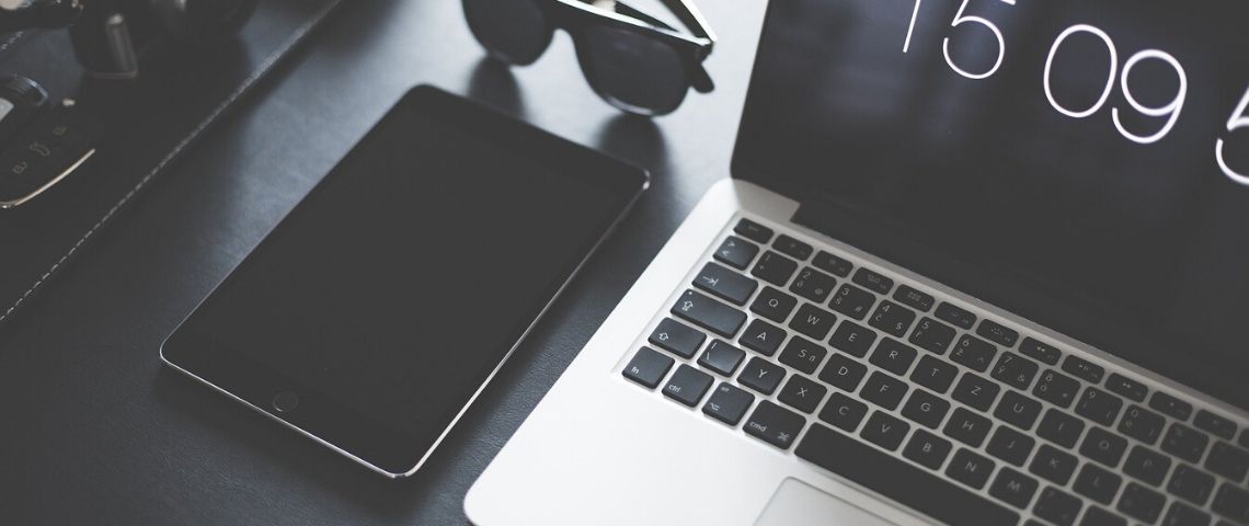 Le Conseil national du numérique publie 50 recommandations pour un numérique plus inclusif Ordinateur et tablette sur une table avec une paire de lunette noires sur le côté