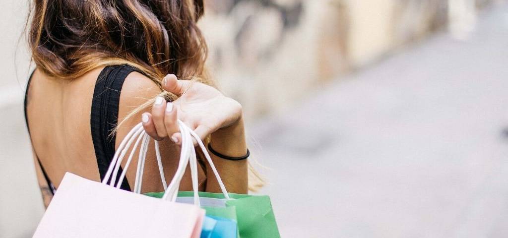 Femme faisant du shopping et tenant des sacs dans ses mains