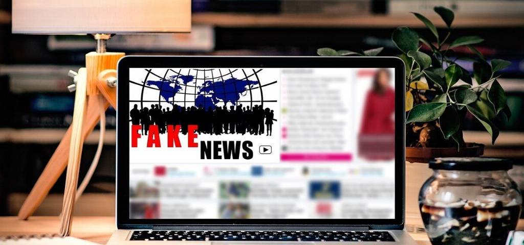 Ordinateur avec à l'écran l'inscription Fake News