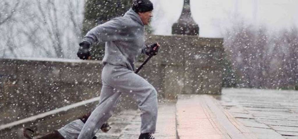 Rocky en train de monter des escaliers en courant