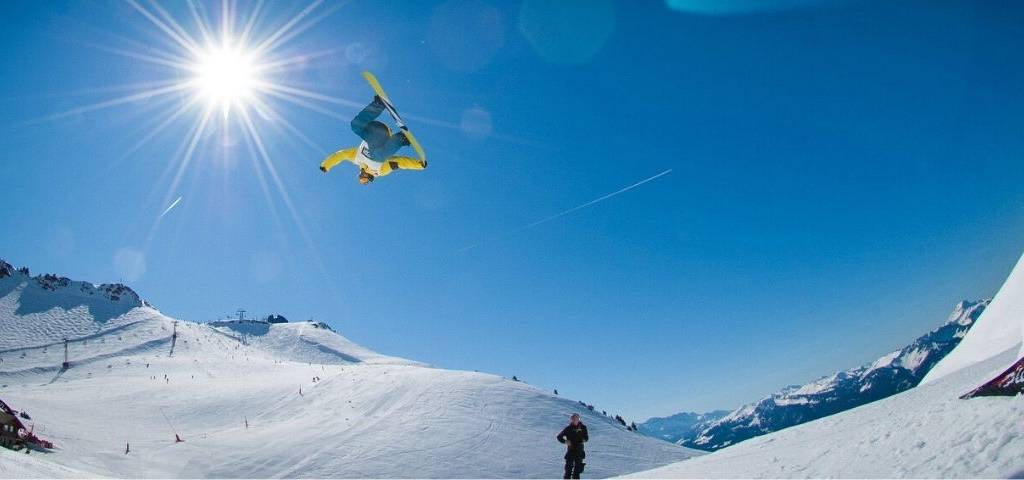 Personne faisant un saut en surf des neiges