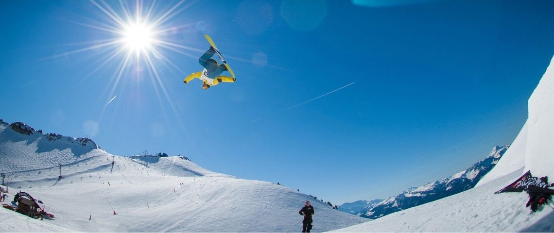 Le Groupe Rossignol présente ses priorités environnementales et sociétales pour 2020 avec son programme  - Respect -  Personne faisant un saut en surf des neiges