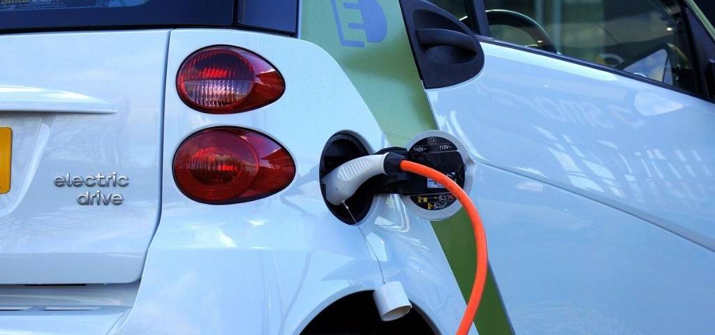 Voiture électrique en charge
