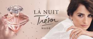 Bouteille de parfums "La nuit du trésor" avec son égérie Penelope Cruz