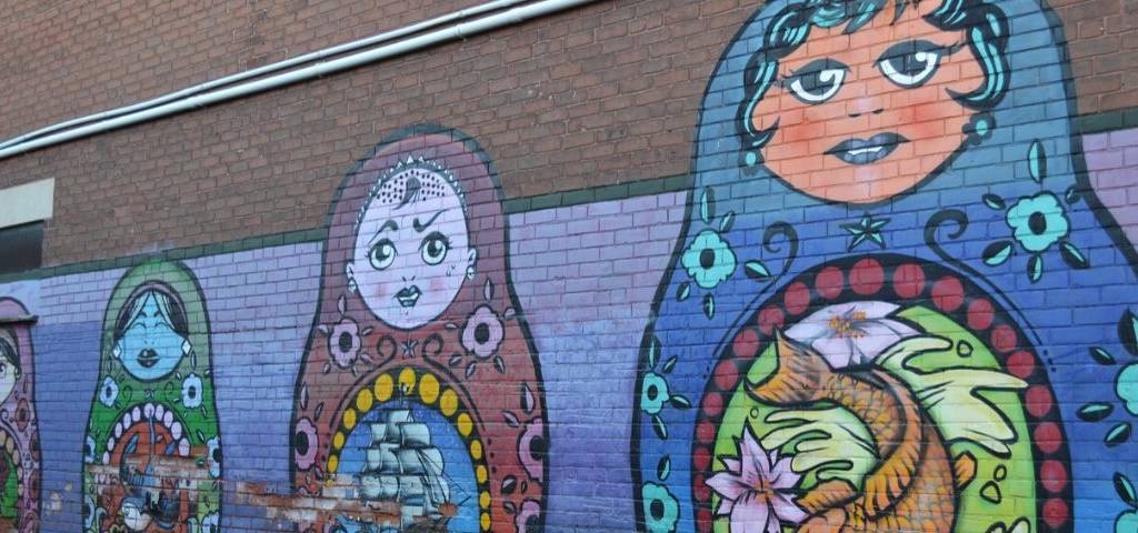 Poupées russes en graf sur des murs de briques