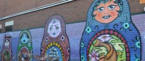 Poupées russes en graf sur des murs de briques