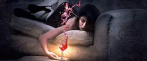 Femme allongé sur un canapé, s'endormant, un verre à la main