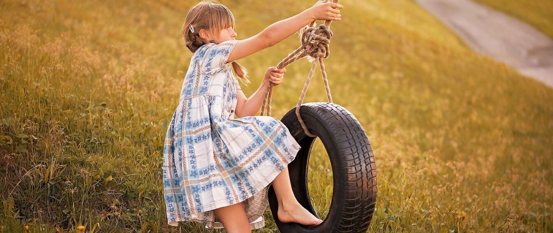 Michelin et l'Ifpen inventent le caoutchouc biosynthétique pour Réduire l’empreinte environnementale de l’industrie Petite filel faisant de la balancoire sur un pneu